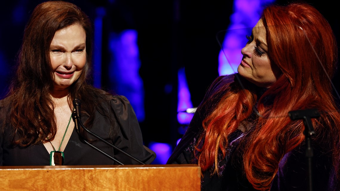 Wynonna and Ashley Judd tearfully accept The Judds Hall of Fame induction