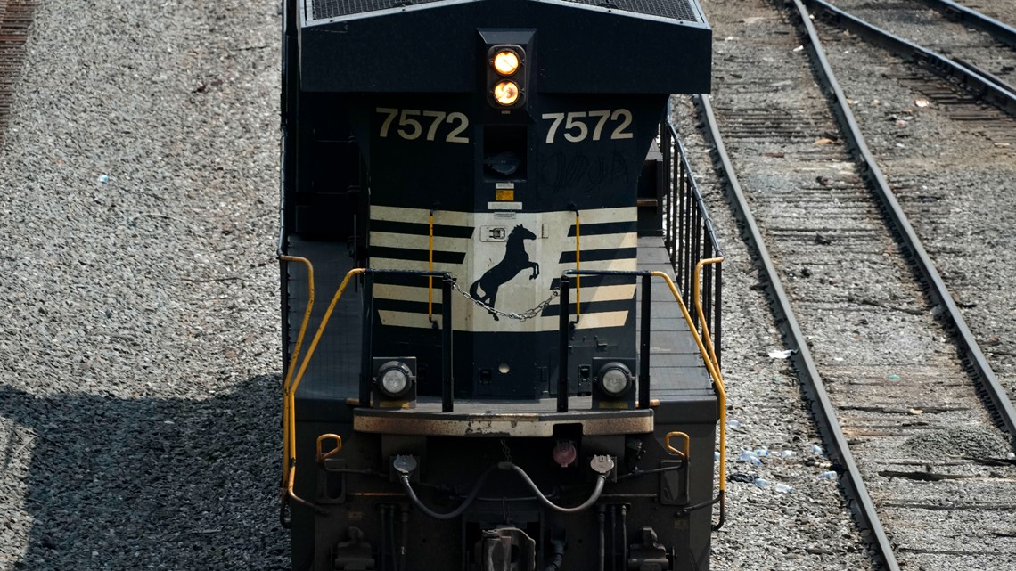 Norfolk Southern allows some to use federal safety hotline