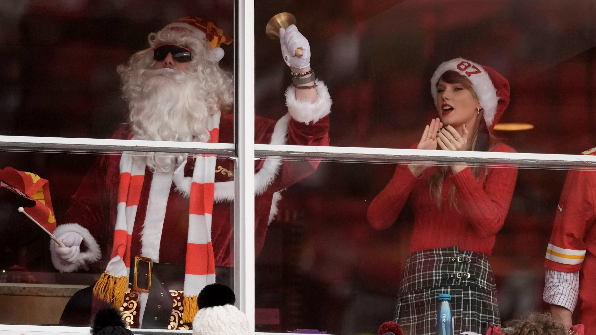 Taylor Swift celebrates Christmas Day at ChiefsRaiders game