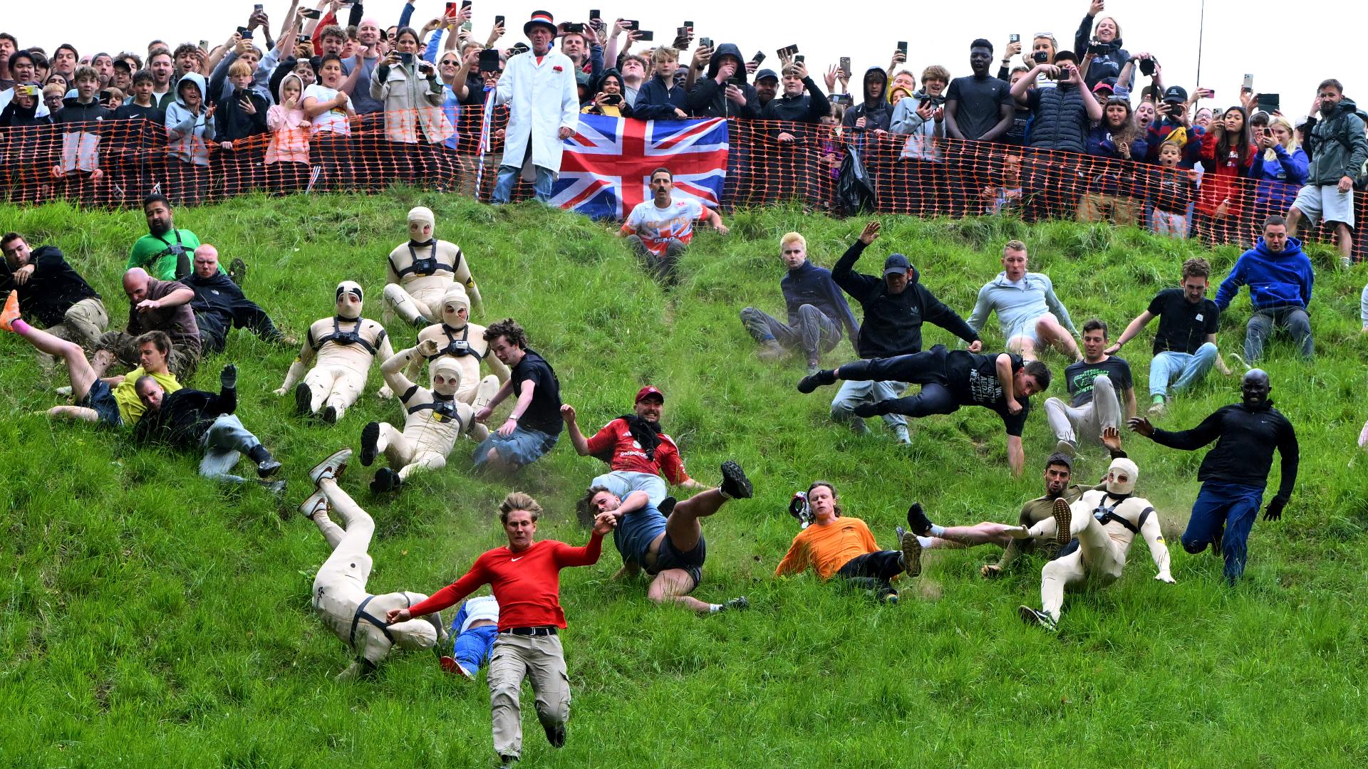 PHOTOS: Cooper’s Hill cheese-rolling race returns in 2025 | wtol.com
