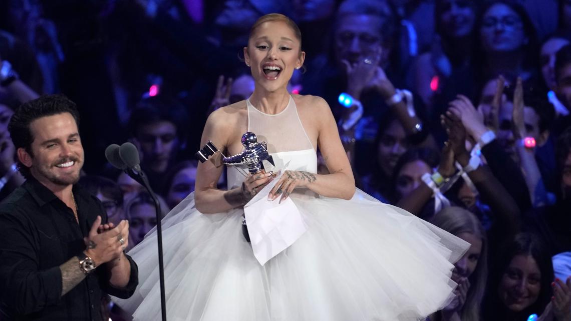 Girl Gaga wins Artist of the Yr at 2025 MTV VMAs Girl Gaga wins Artist of the Yr at 2025 MTV VMAs