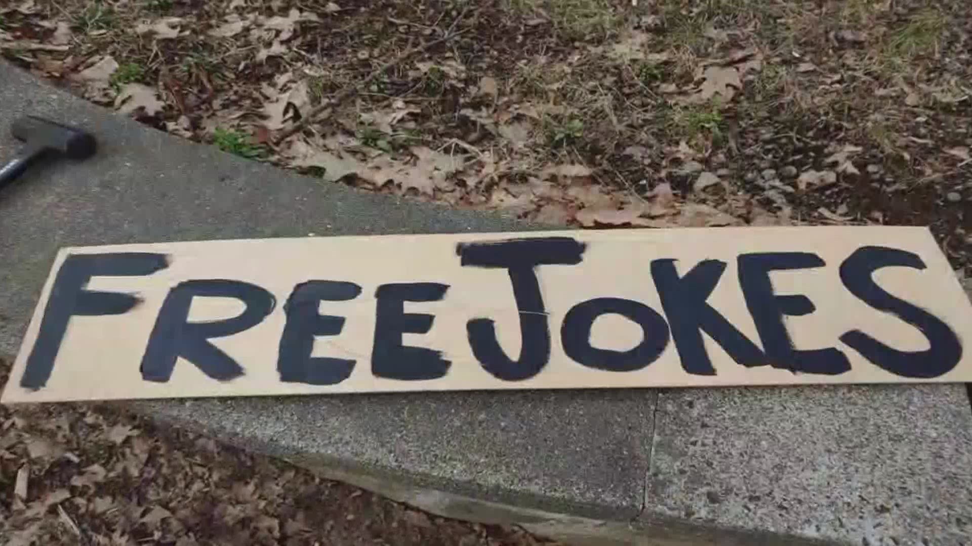 Gorham man sets up free jokes stand