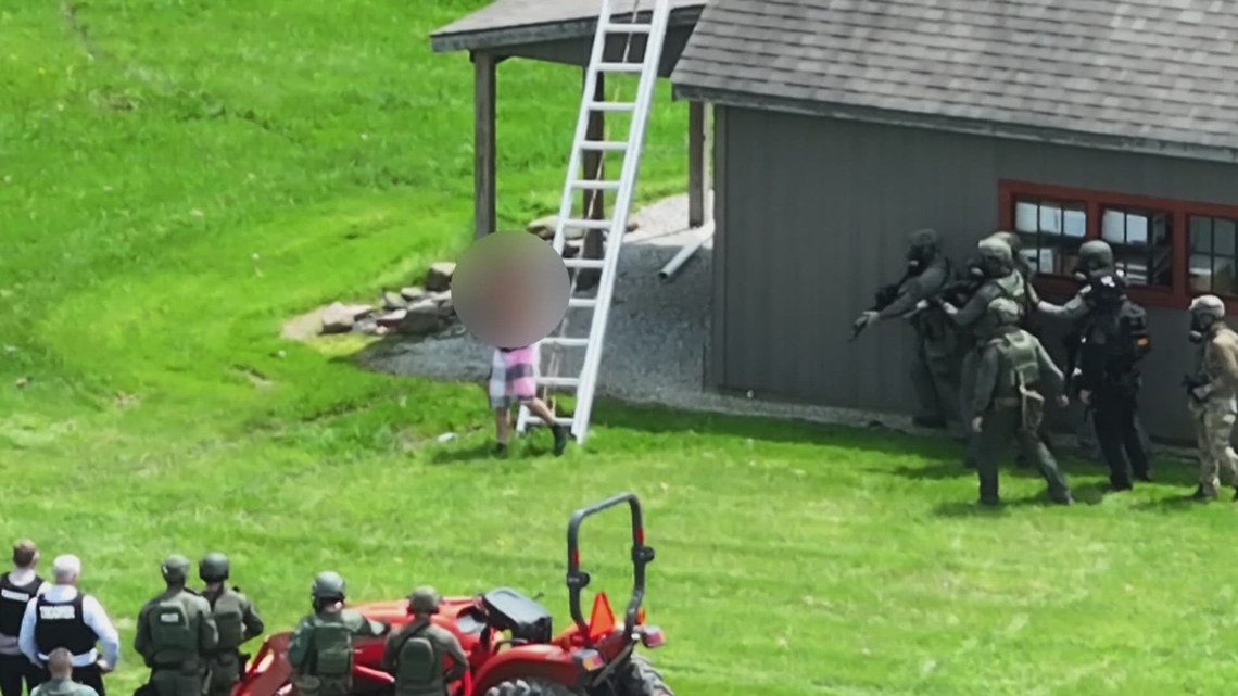Ohio sheriff, deputy stabbed; suspect in custody after standoff