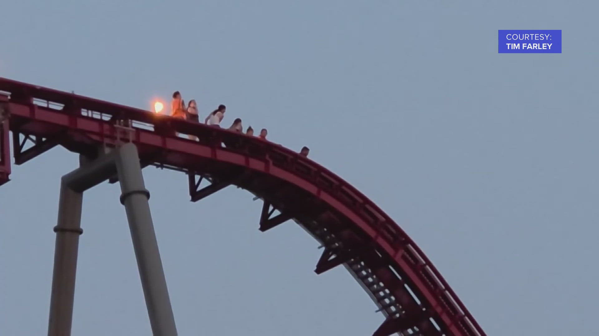 VIDEO Riders helped off Cedar Point's Siren's Curse coaster due to(02)
