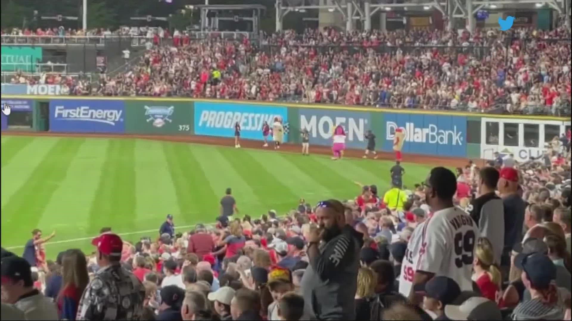 3News' Dave Chudowsky caught footage of Mustard's almost win in the Cleveland Guardians Hot Dog Race