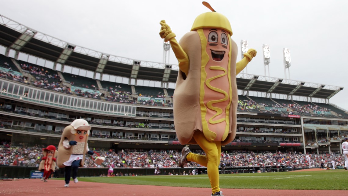 Mustard almost wins 1st Cleveland Guardians Hot Dog Derby of year