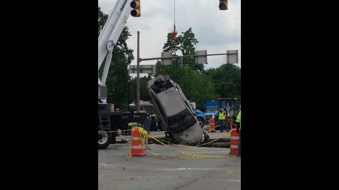 Car Falls Into Sinkhole At Detroit And Bancroft Driver Rescued Wtol Com