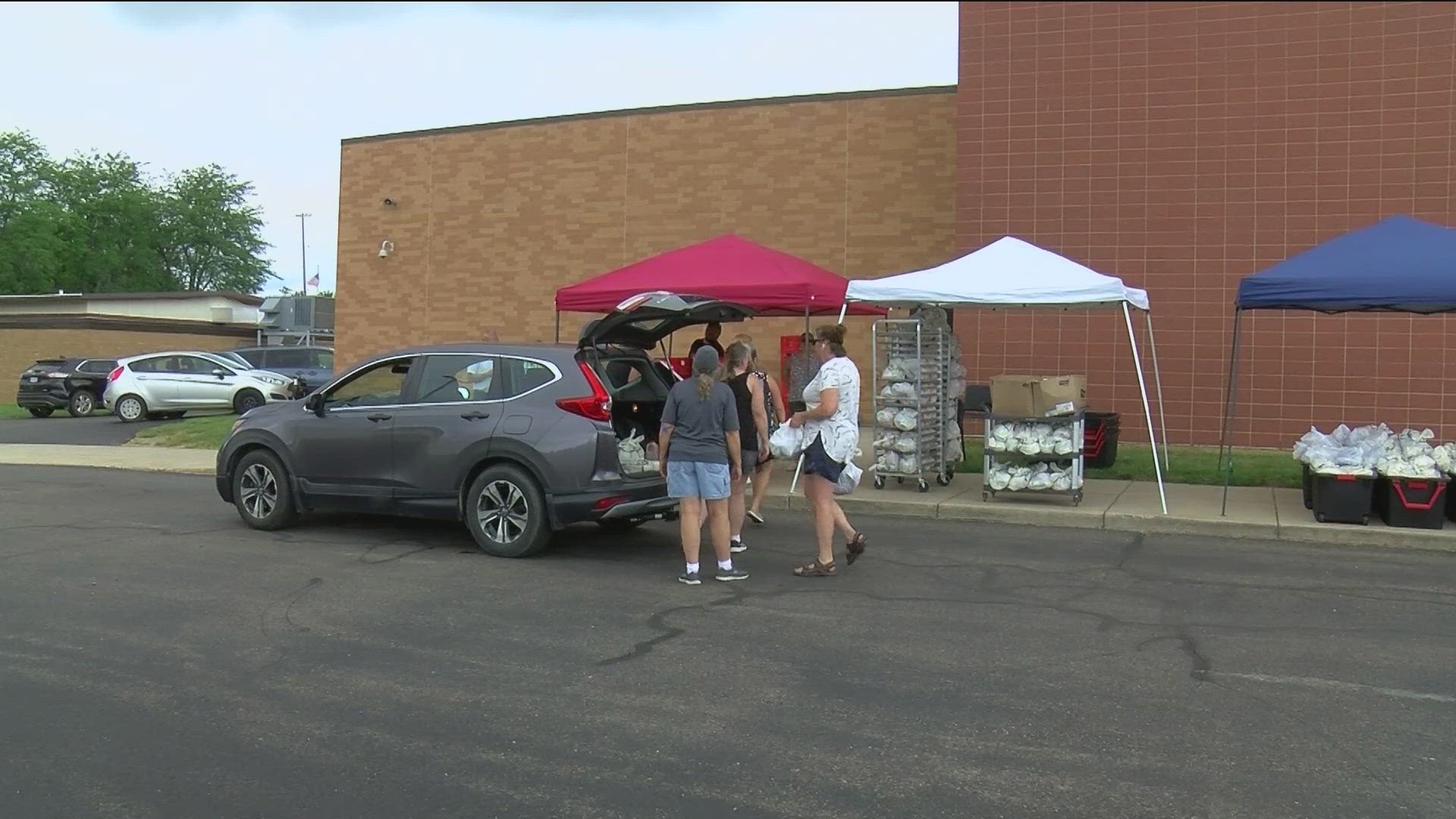 Addison Community Schools serves up meals to families | wtol.com