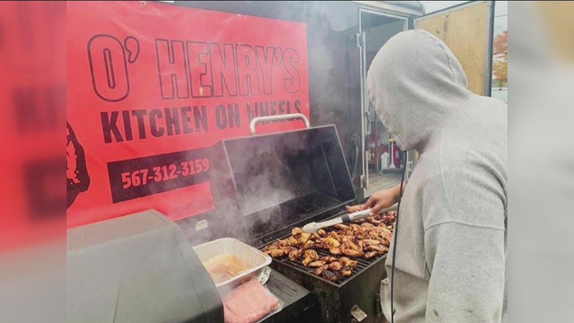 Food truck owner helps community with free Thanksgiving meal - Vimarsana News