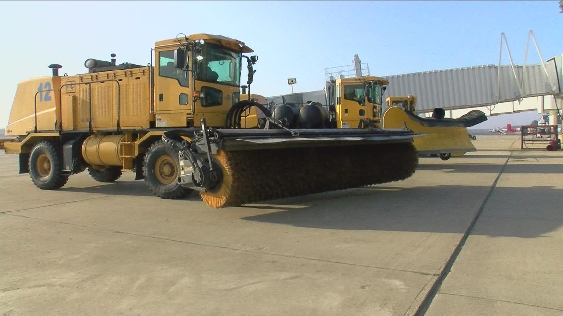 Toledo Express Airport trains for clearing runways of ice, snow - Vimarsana News