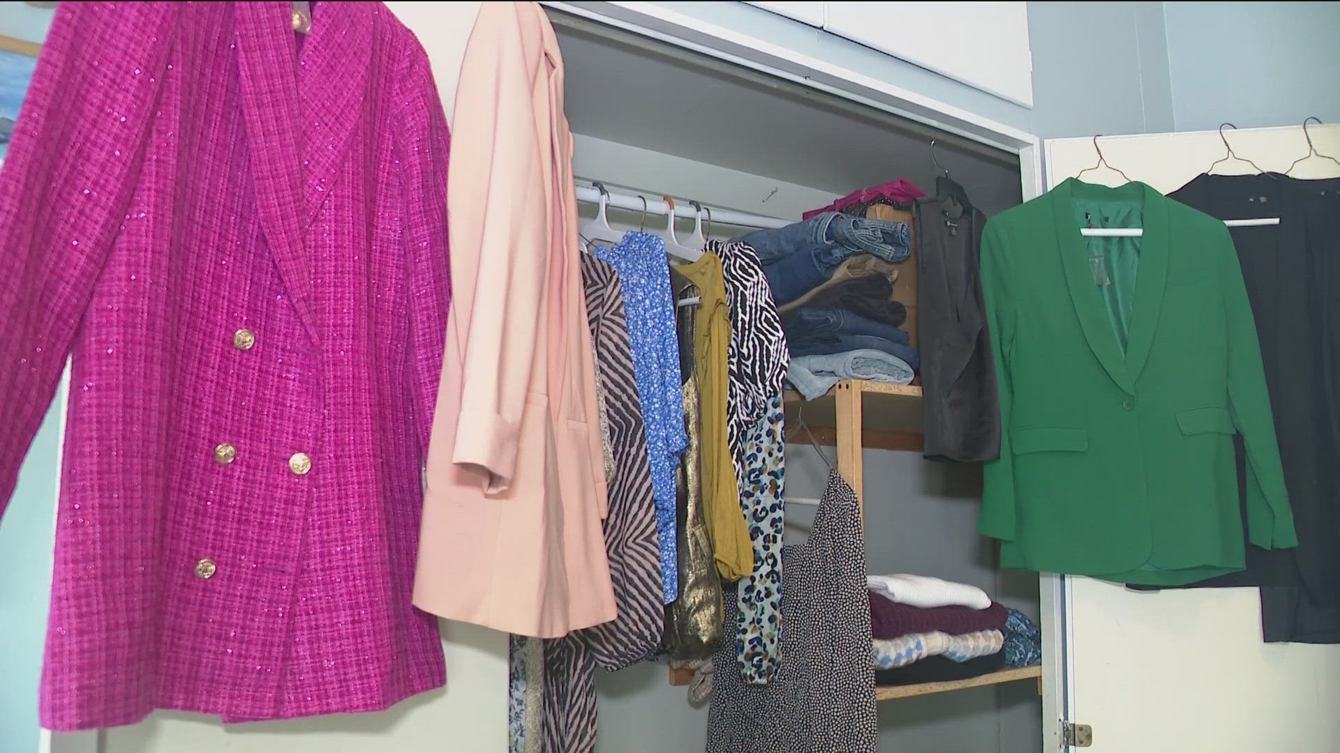 Clothing store helps local shelter with donations
