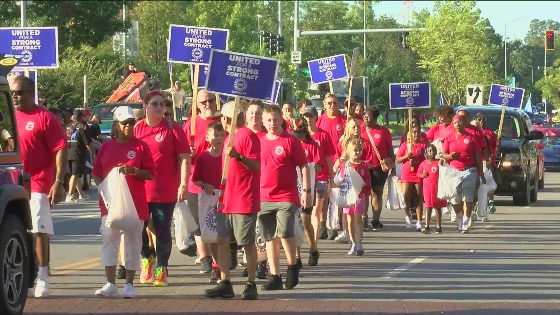 toledoans-commemorate-labor-day-ahead-of-looming-uaw-strike-wtol