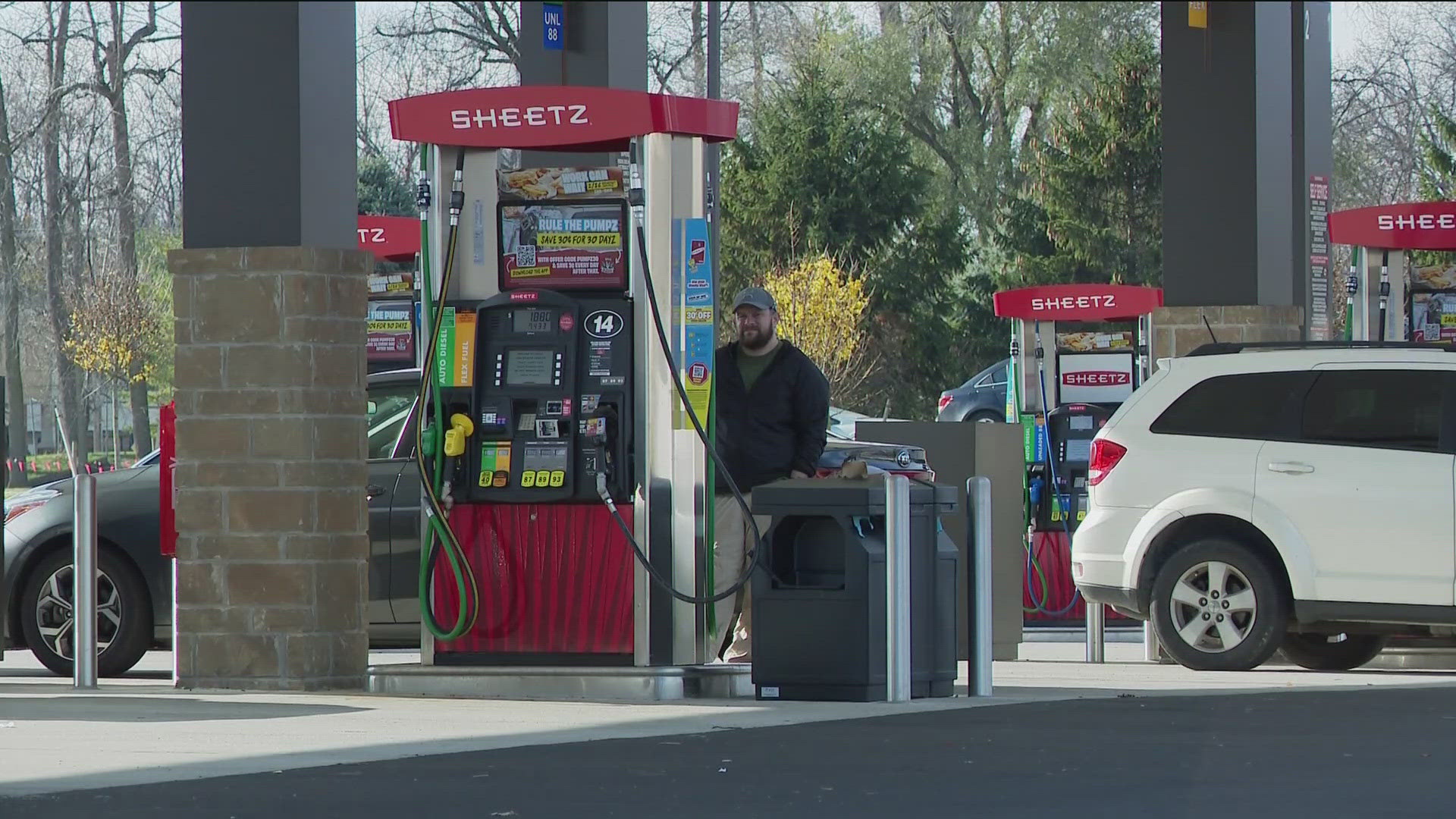 Gas prices drop nearly 30 cents in Toledo, GasBuddy says | wtol.com