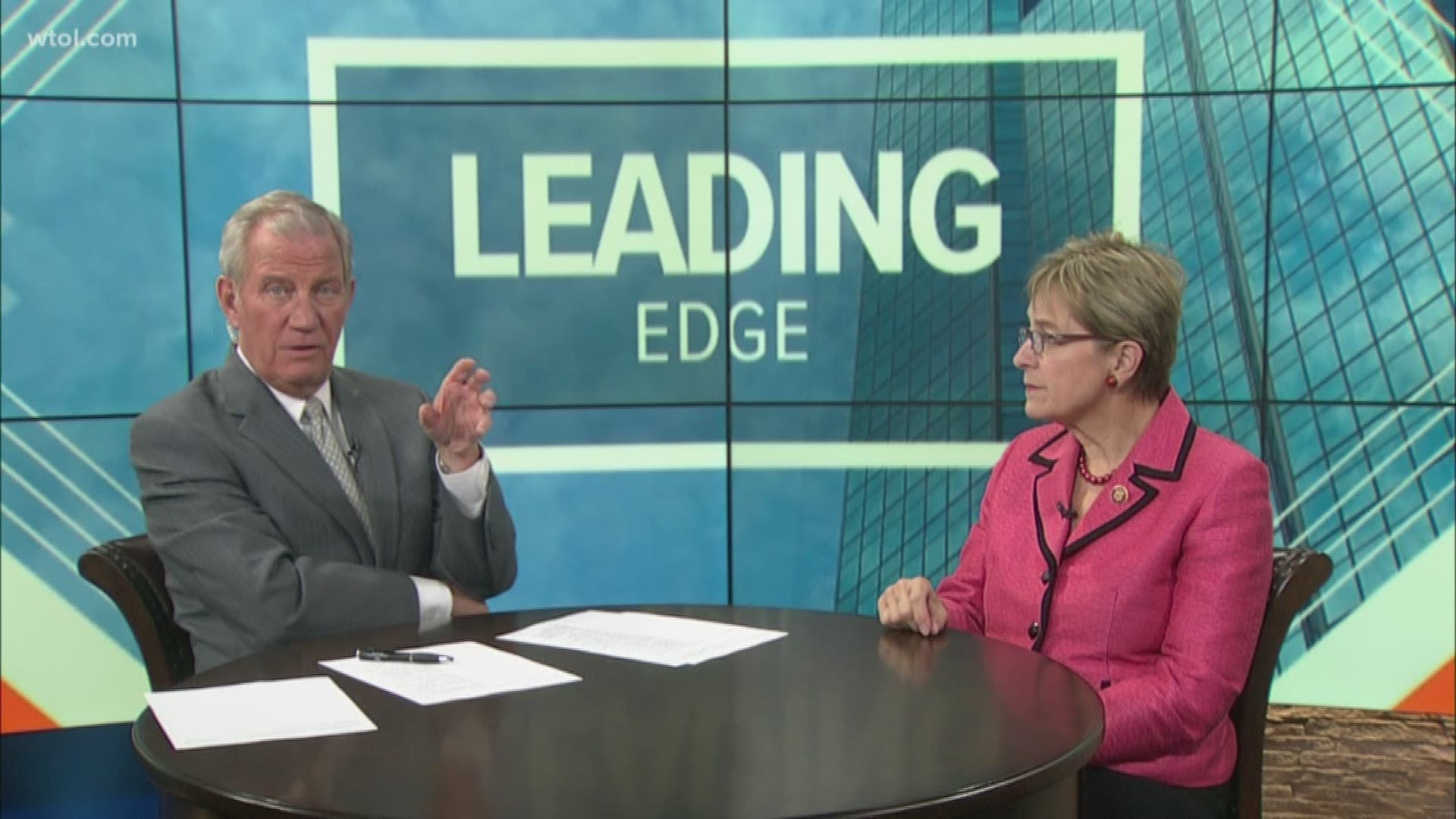 Jerry Anderson sits down with Representative Marcy Kaptur (D-OH) at the Leading Edge table.