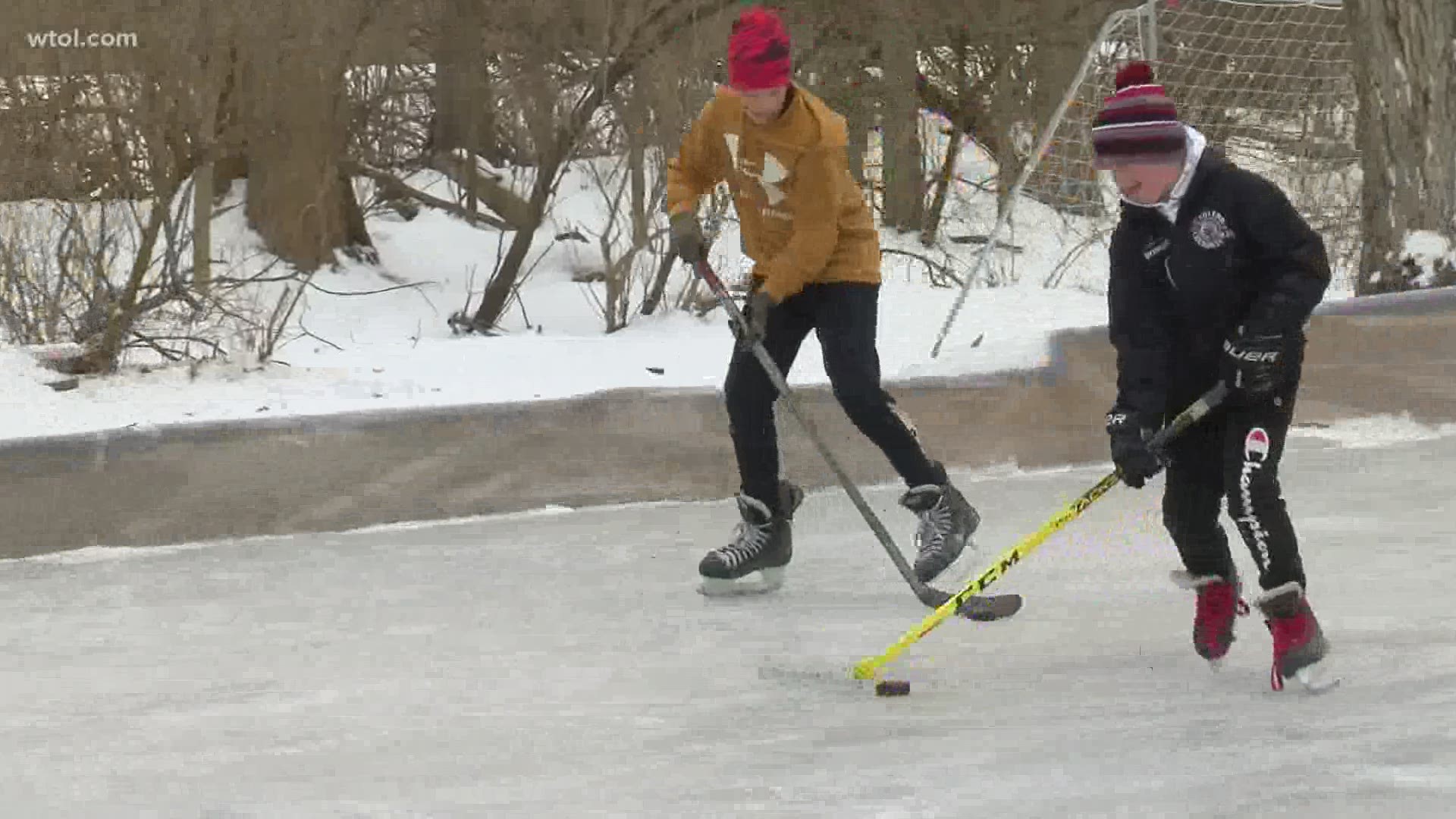 Ottawa Hills family builds backyard hockey rink