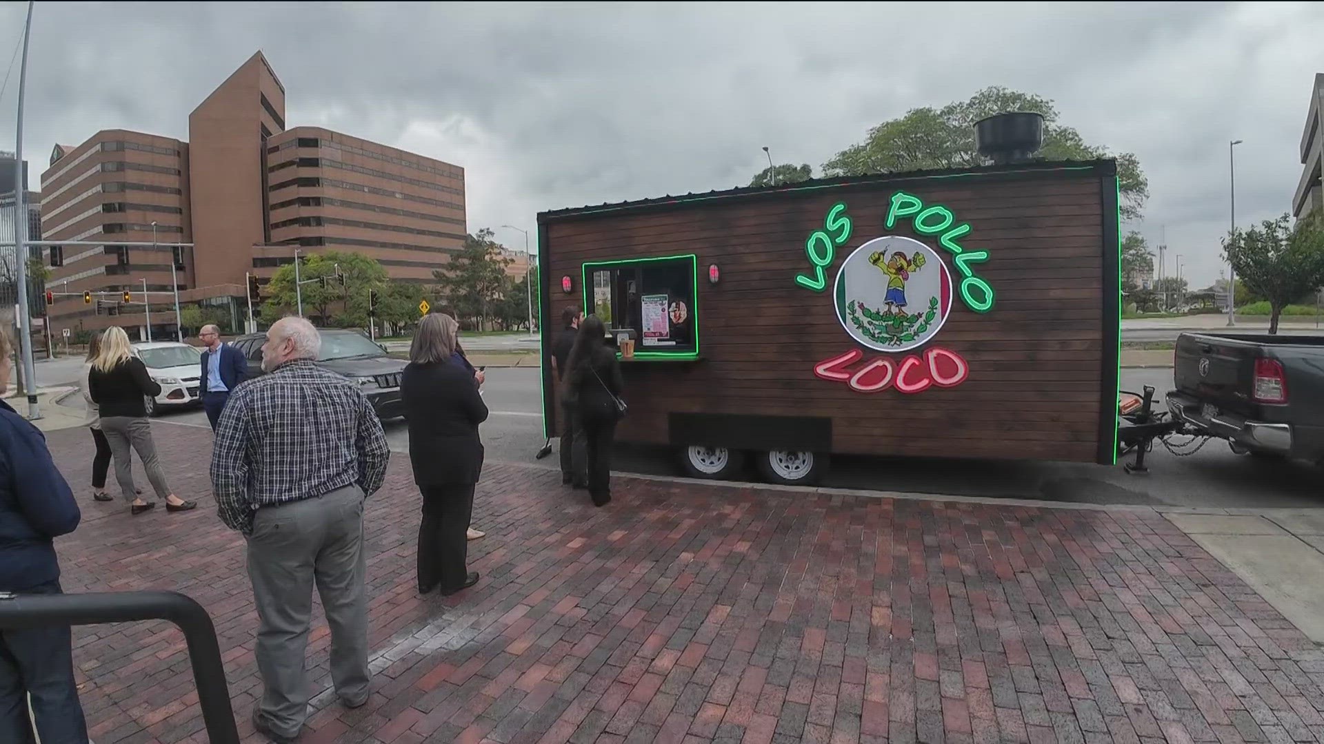 The proposed ordinance would require food trucks to stay 100 feet away from restaurants.