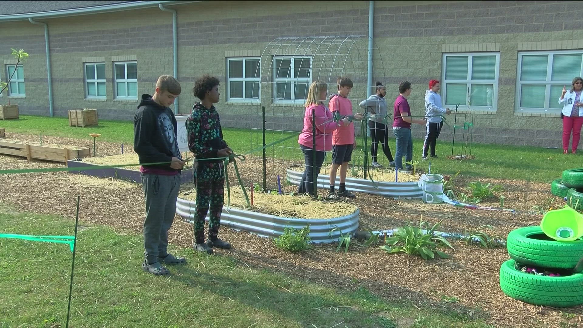 Students unveil 'The Big Green Garden' at East Broadway Elementary
