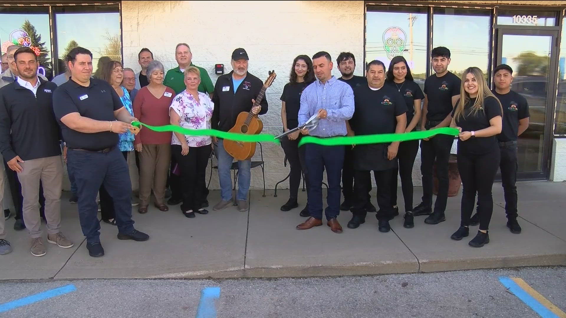 Acapulco's Mexican Restaurante held a ribbon cutting ceremony Thursday for its new location in Whitehouse.