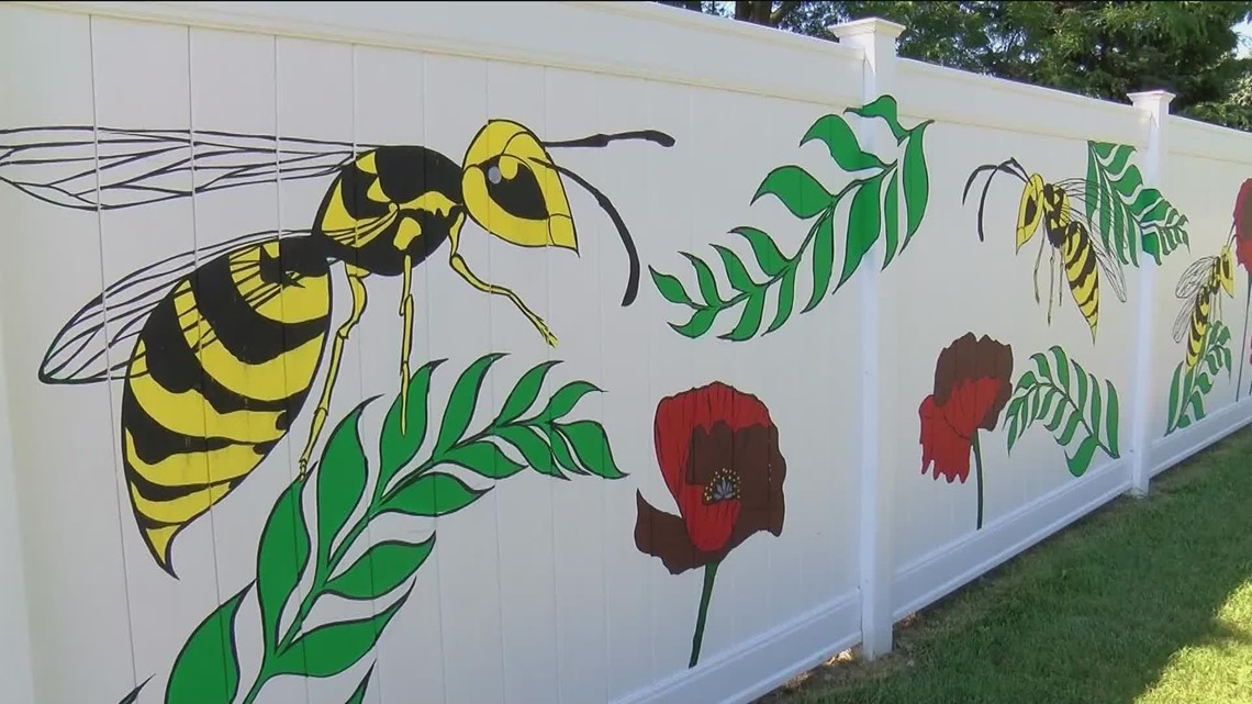 Perrysburg artist leaves fence buzzing with mural - Vimarsana News