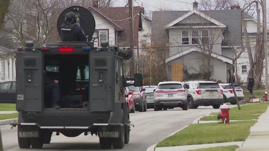 Suspect in shooting fires at police from south Toledo home; SWAT called ...