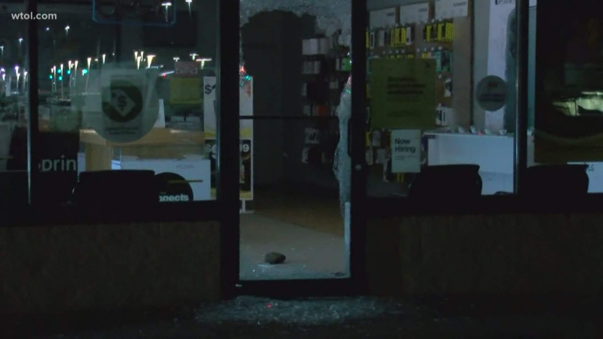 Police are looking for the people involved in a smash and grab at the Sprint store on Holland Sylvania.