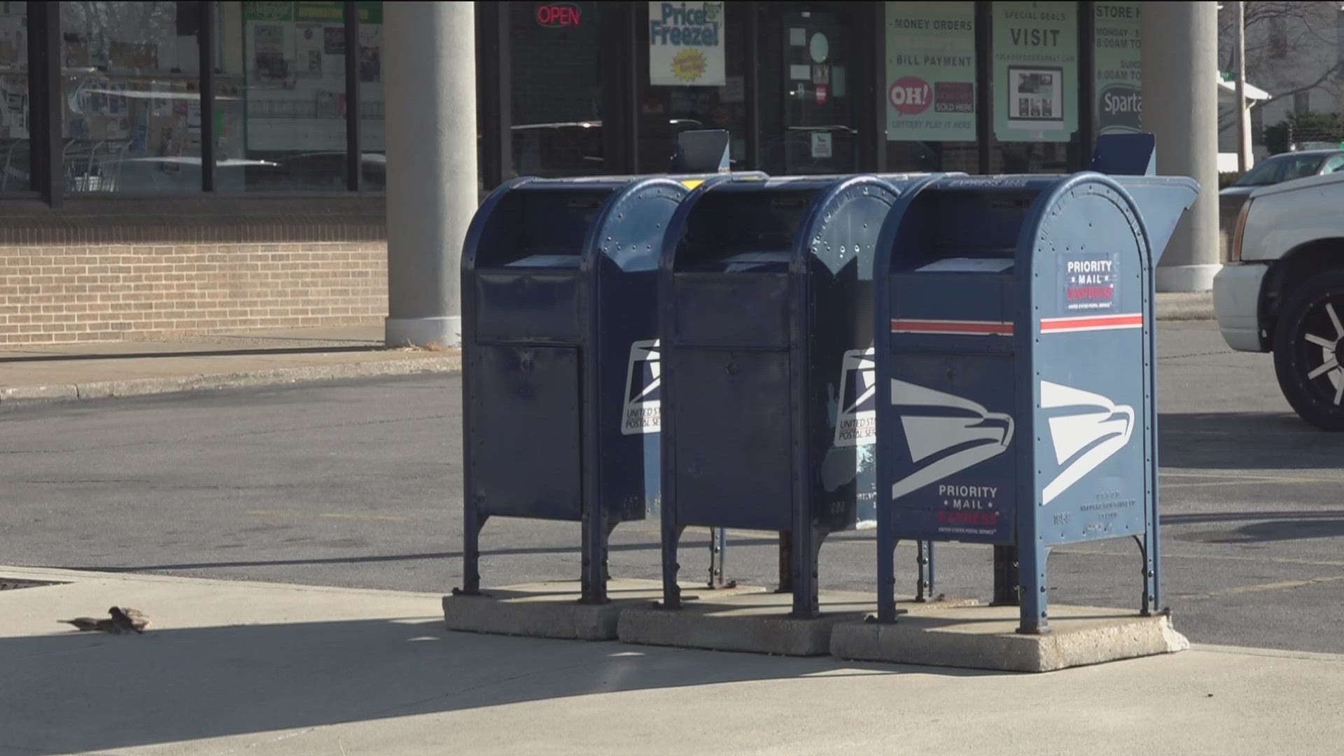 Reports of stolen checks from USPS mail drop boxes continue, with one Toledoan saying he lost thousands of dollars to thieves.