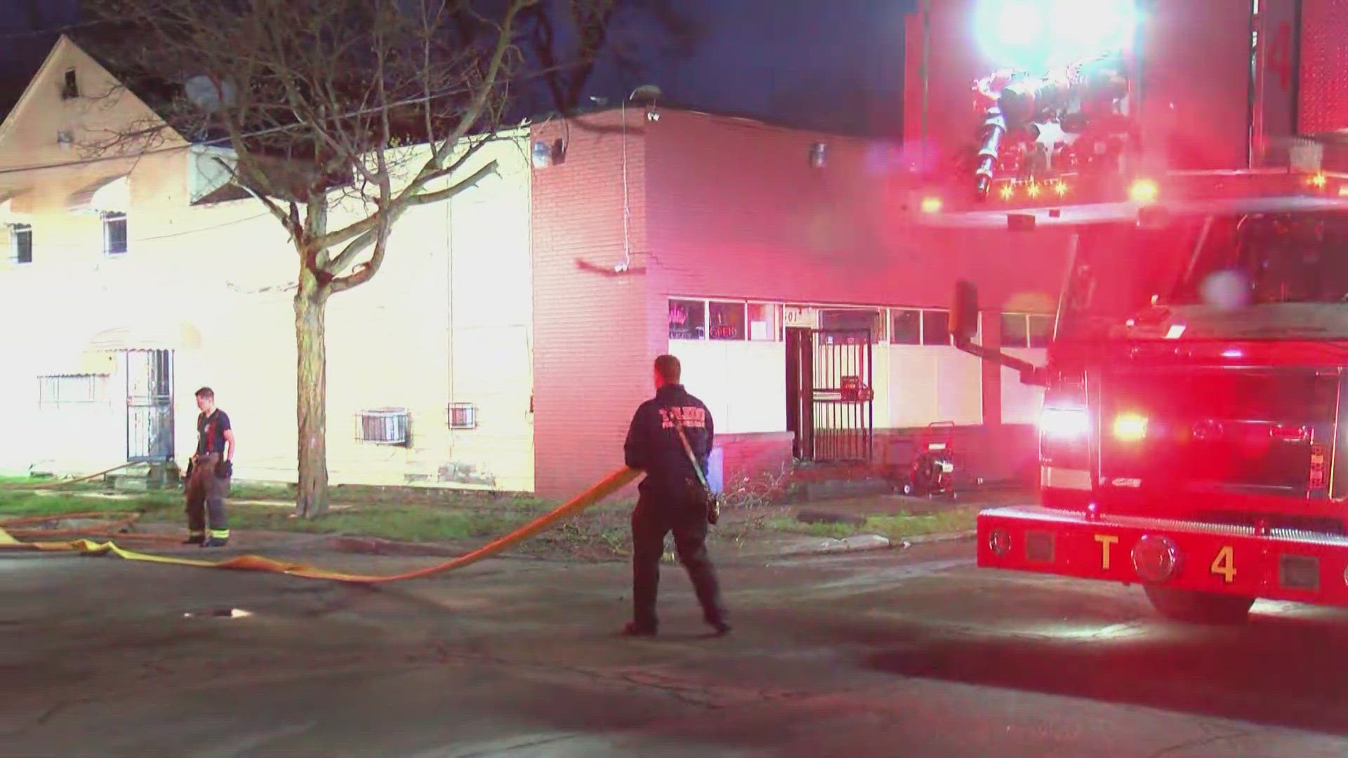 Crews battle early morning fire in central Toledo | wtol.com
