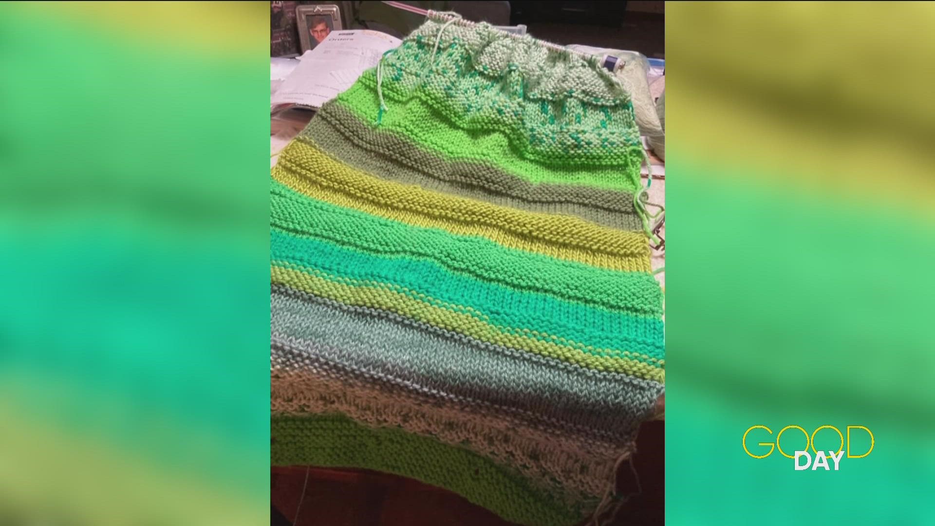 Amanda shares the progress on her scarf, and Steven critiques. Plus, check out what viewers in the area have been knitting.