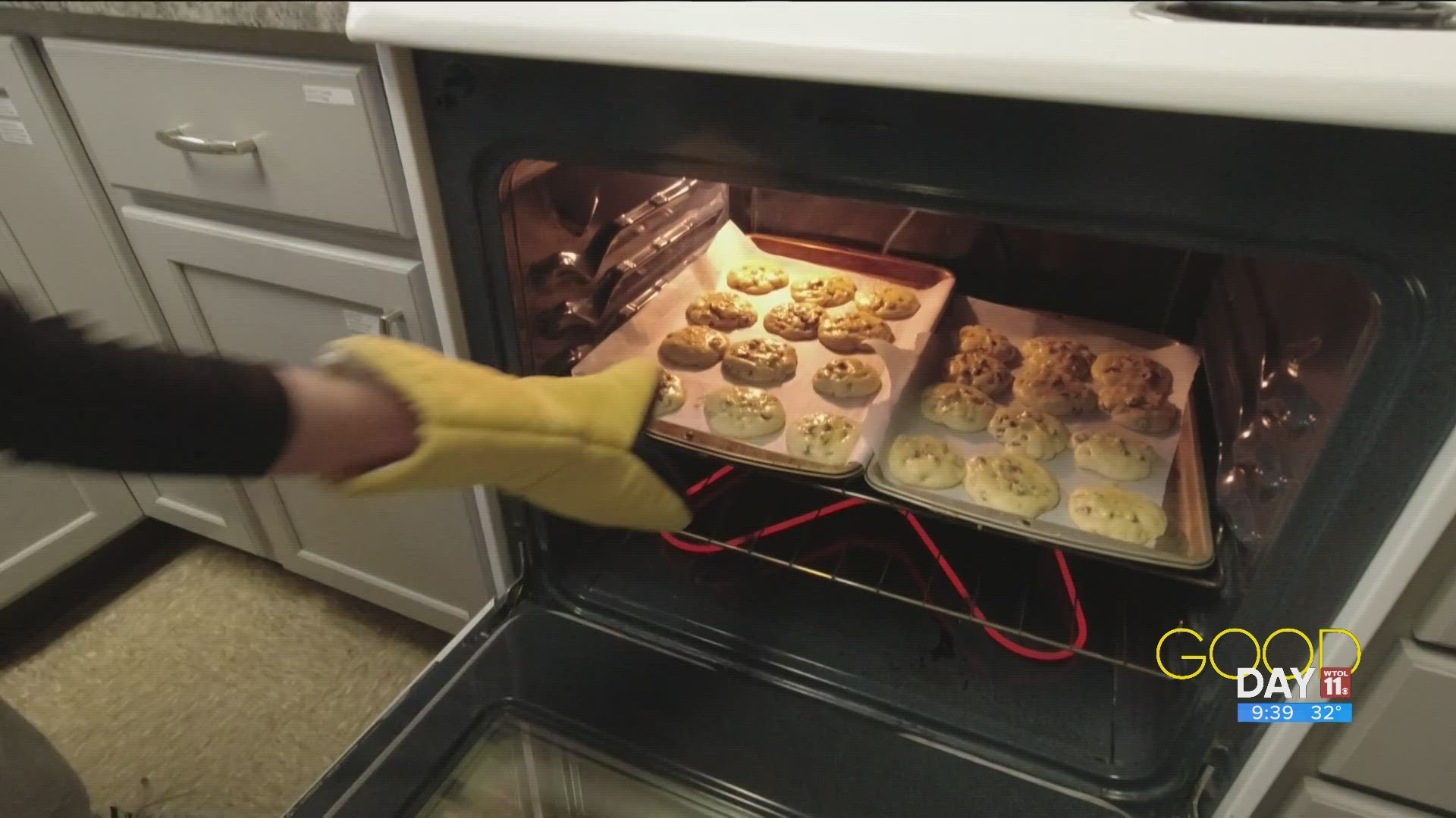 Sylvania Northview students are giving up their spare time after school to bake cookies for those in need.