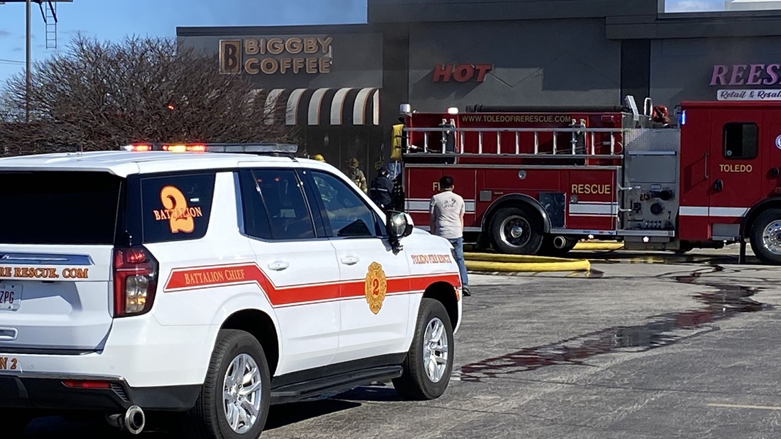 Crews on scene of fire at shopping plaza in Toledo - Vimarsana News
