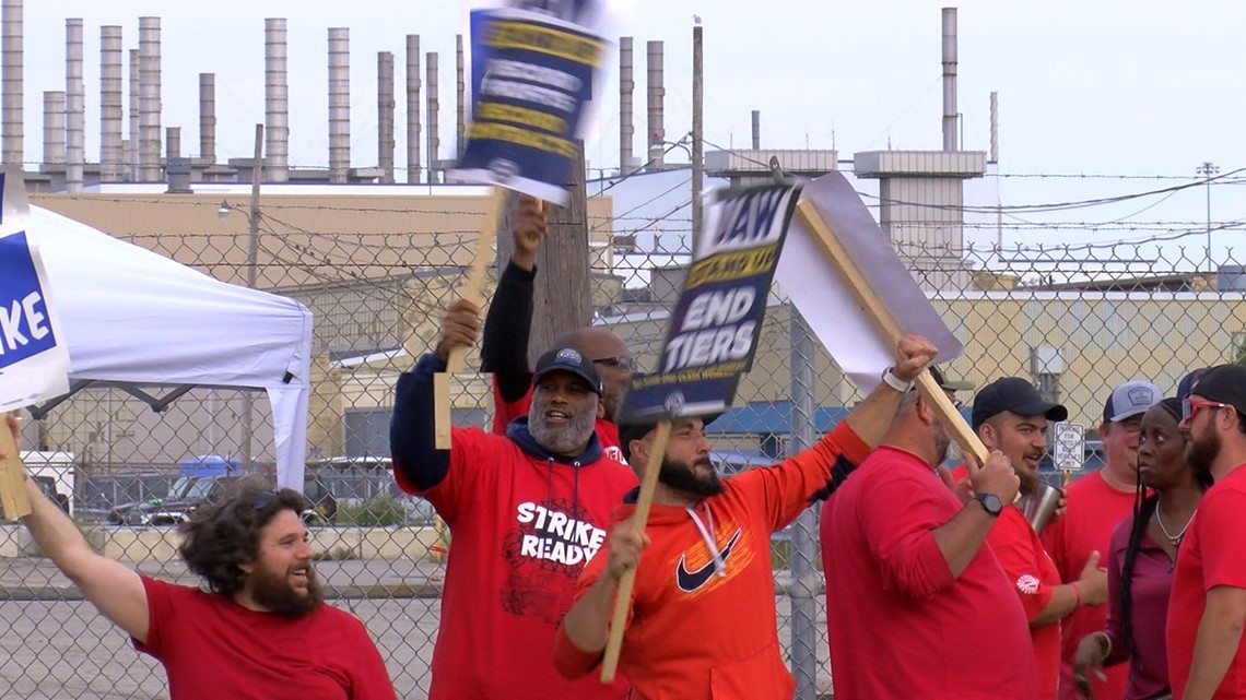 Spirits on the picket line remain high on day 2 of the strike - Vimarsana News