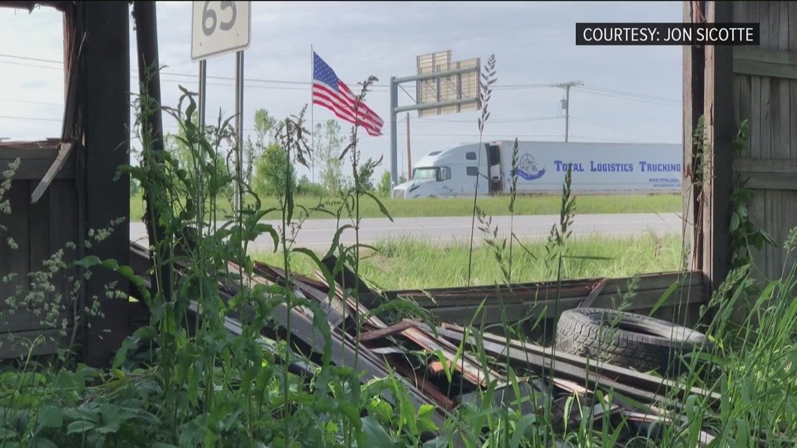 Family shaken up after violent crash on I-75 sends debris into their yard