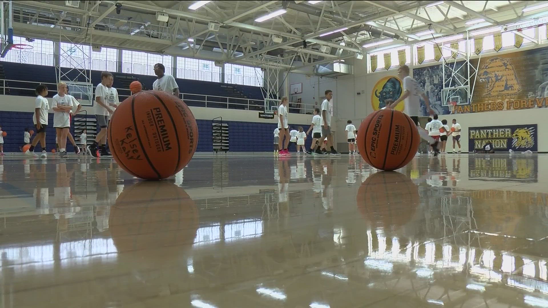 Whitmer star Nigel Hayes-Davis hosts first youth basketball camp | wtol.com