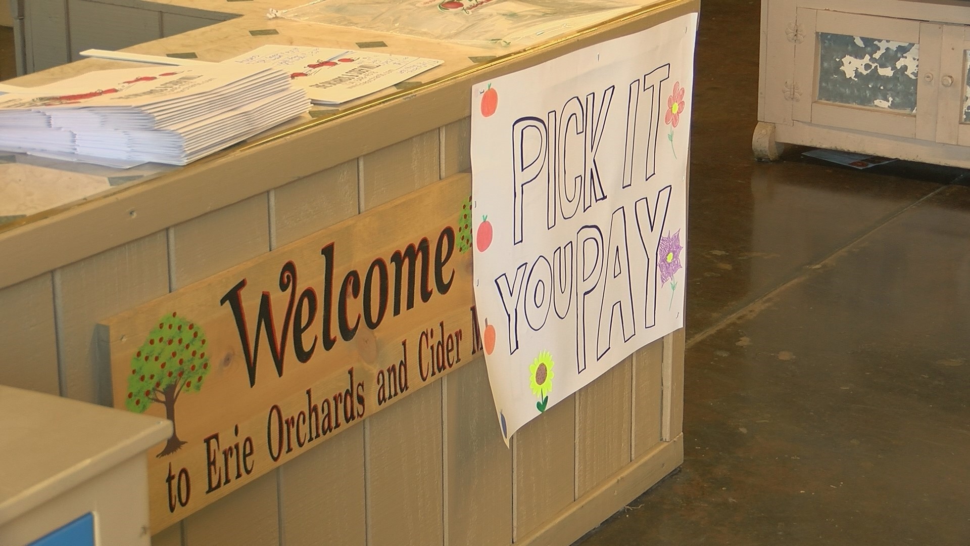 In a video posted online by Joe Mahmoud, Erie Orchards and Cider Mill owner Steve Elzinga accused Mahmoud's family of stealing as they were leaving the farm.