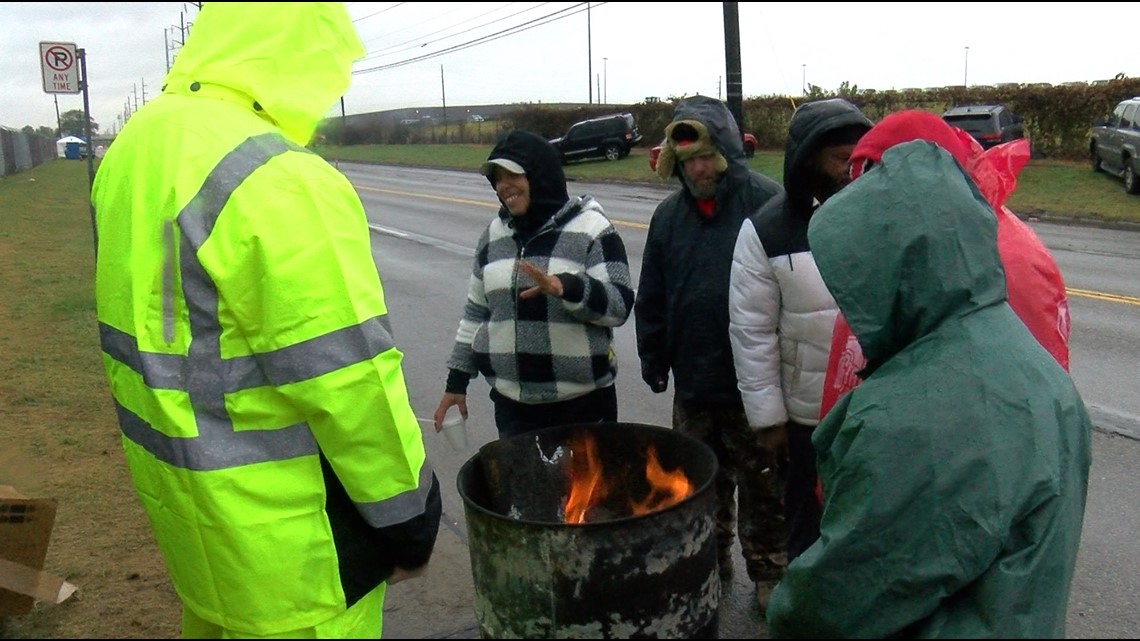 UAW strikers in good spirits despite cold, wet weather in Toledo - Vimarsana News