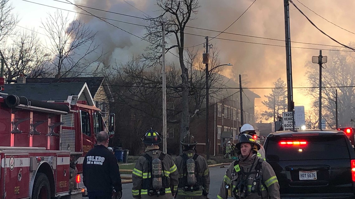 Toledo fire fights blaze in north Toledo March 29