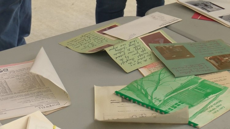 A look back in time: Time capsule from 1976 opened at Shoreland Elementary