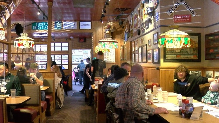 Bittersweet goodbye: Uncle John’s Pancake House's final day at long-time location