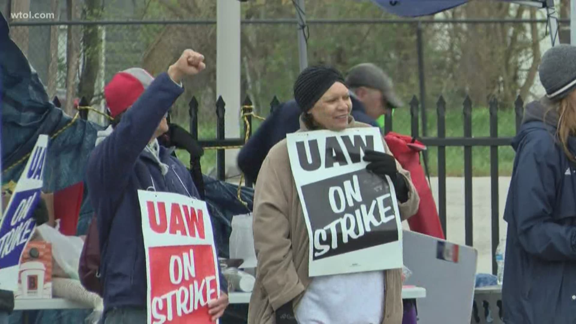 Sen. Sherrod Brown (D-OH) joined the picket line Friday and urged workers and hospital officials to reach an agreement.