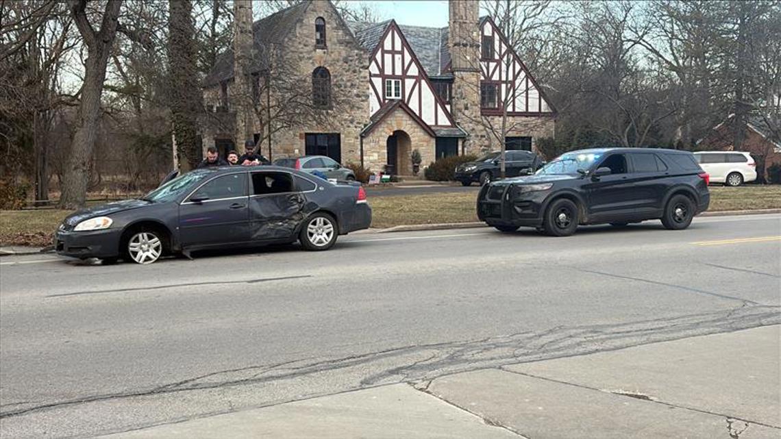 Driver hits multiple cars, signs during police pursuit through Toledo