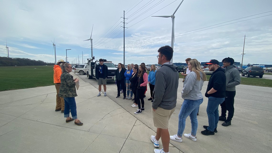 University of Findlay students take Earth Day tour of wind campus - Vimarsana News