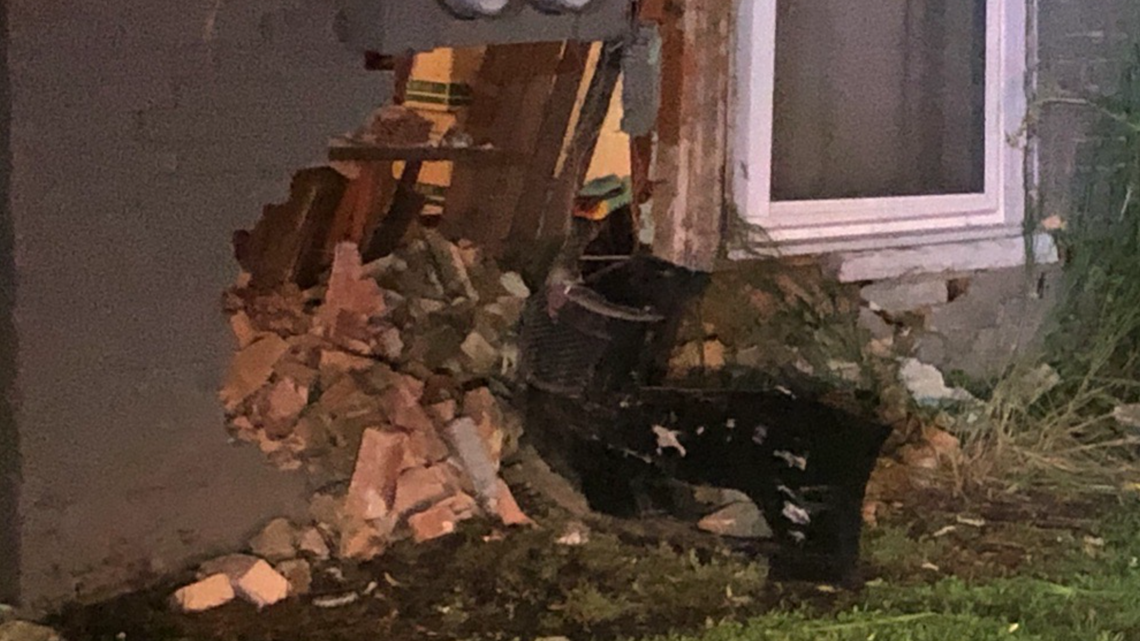 Driver crashes into north Toledo condominium advanced