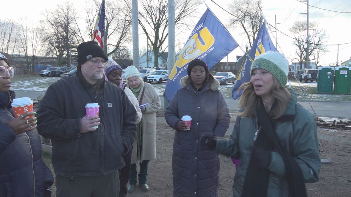 Ohio gubernatorial candidate visits striking workers at Libbey Glass picket line