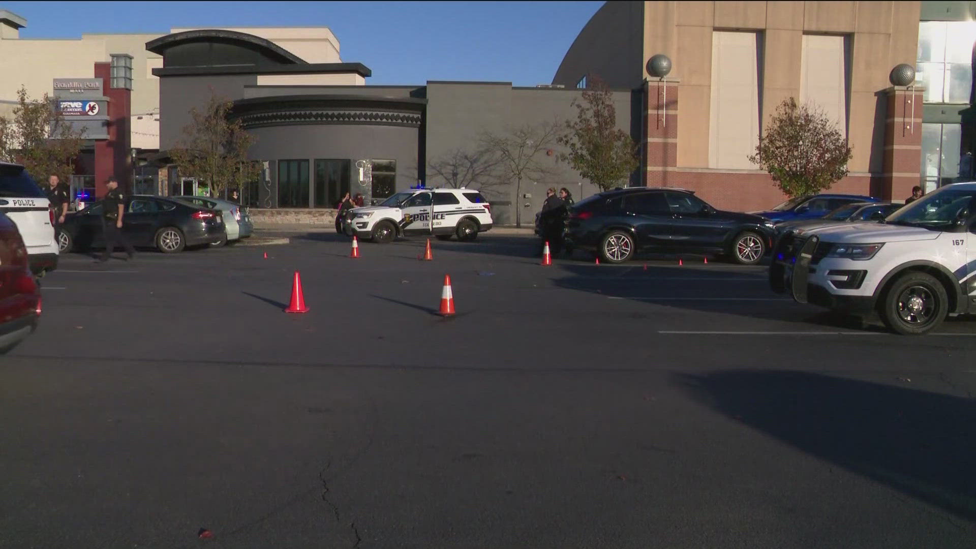 Franklin Park Mall on lockdown after shots fired in parking lot; no ...
