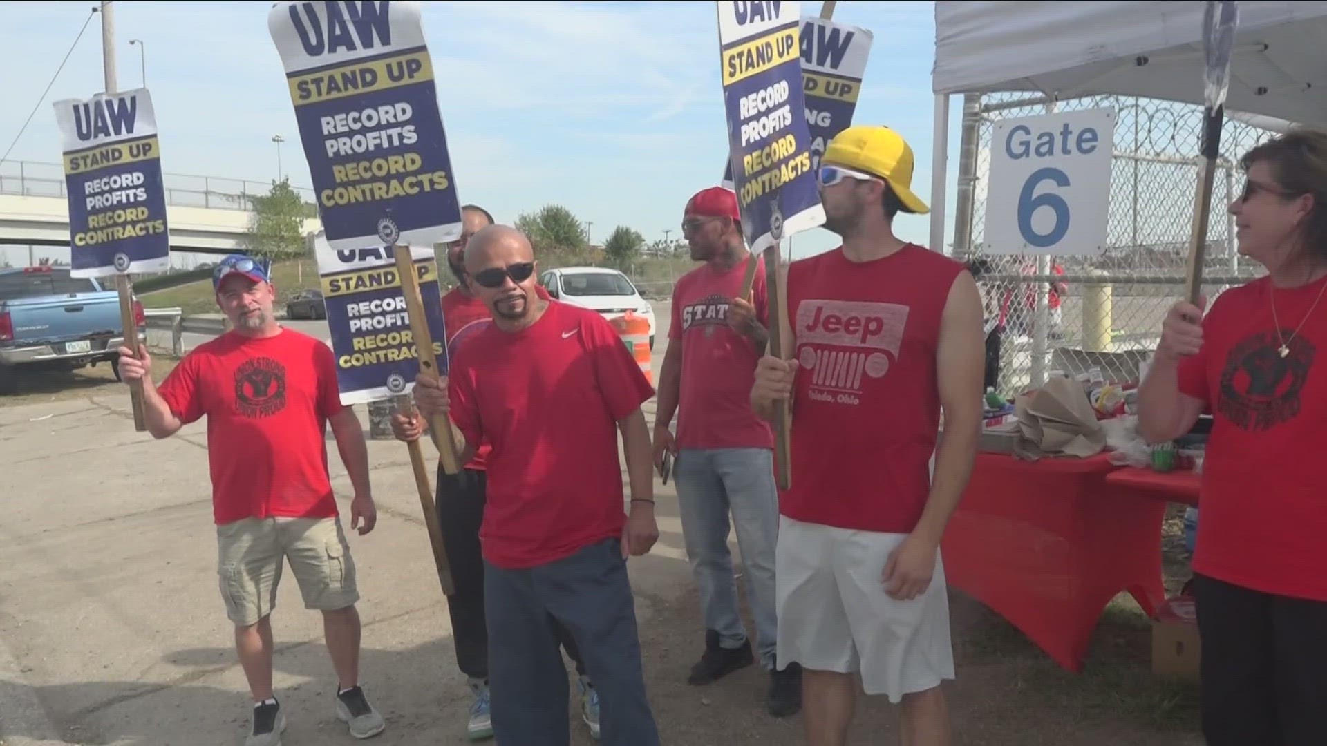 With negotiations still ongoing between the UAW and the Big 3 automakers, some strikers are looking for side jobs to help pay bills.