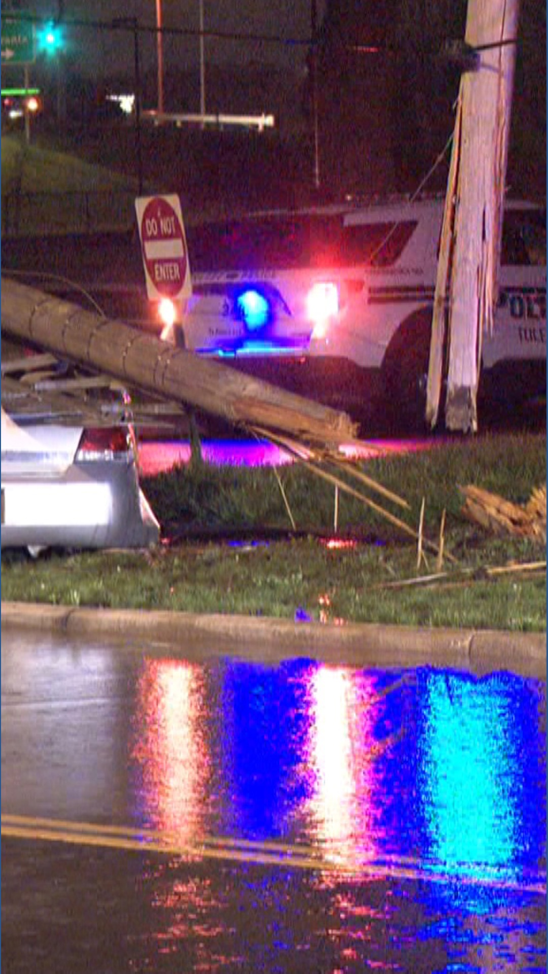 Driver crashes into hydrant, knocks down utility pole in Toledo | wtol.com