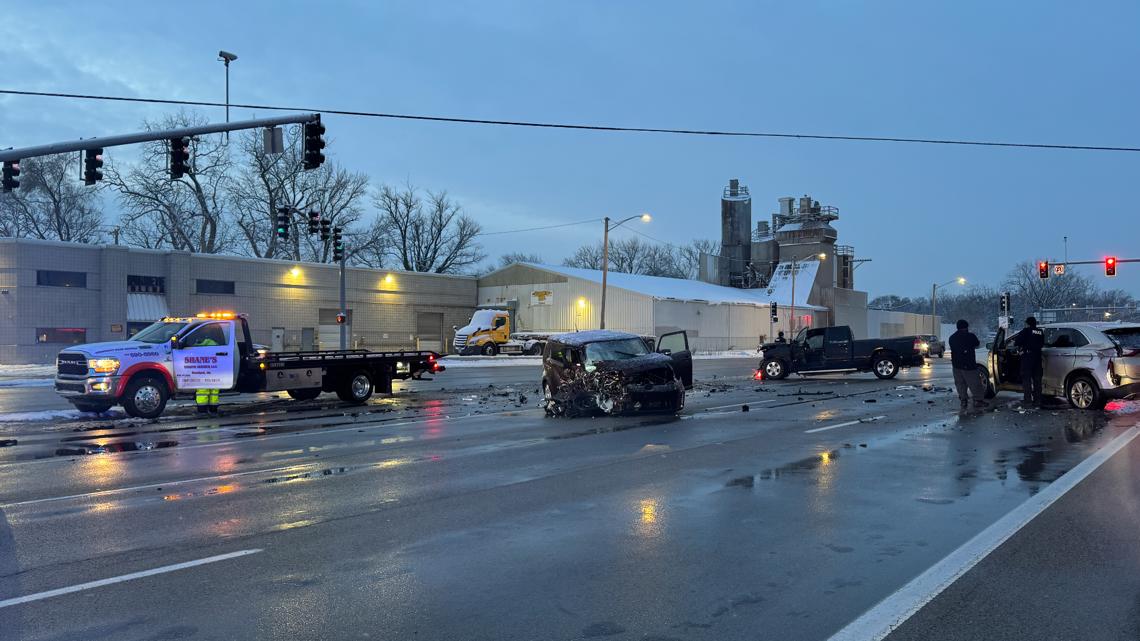 At least 3 vehicles damaged in south Toledo crash Tuesday morning ...