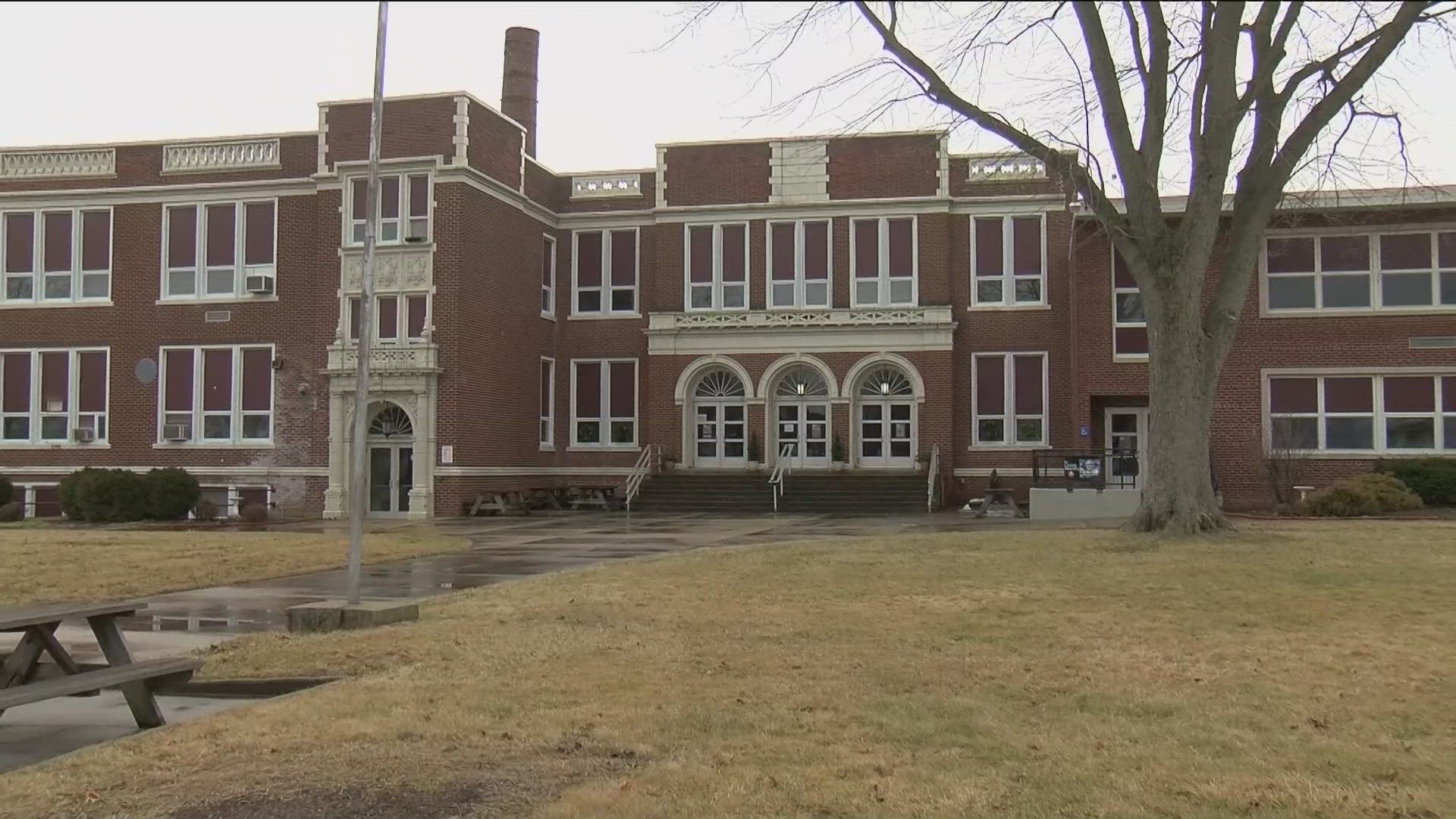 Group trying to save former Napoleon High School from demolition