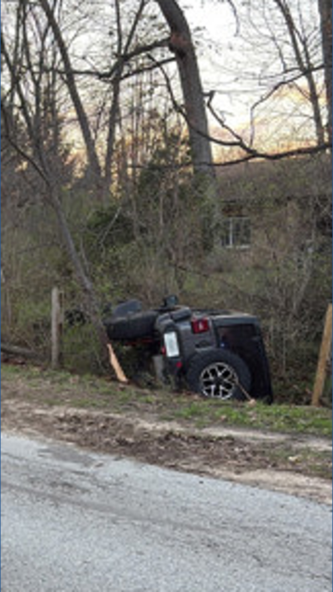 Jeep goes off the road and into creek in Sylvania Twp. neighborhood ...
