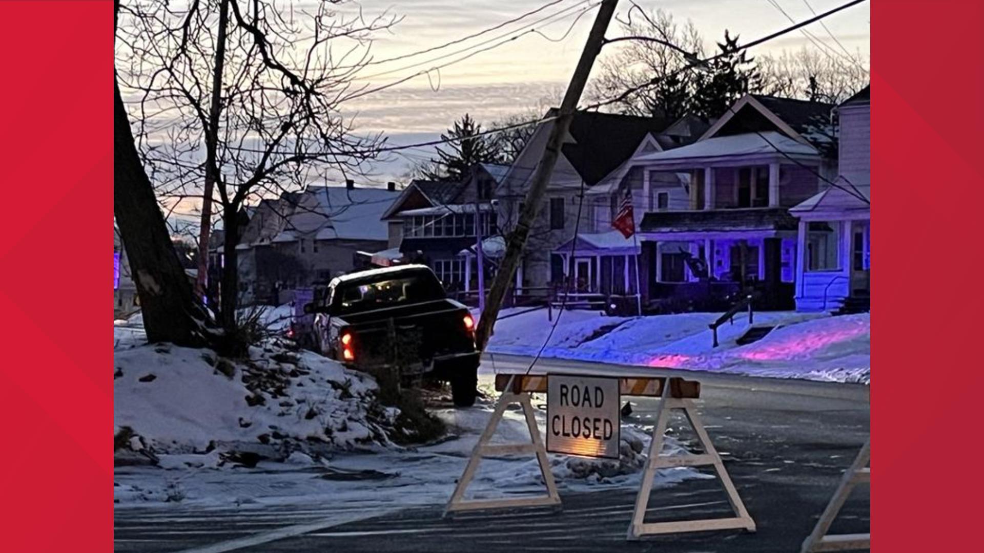 Driver crashes truck into pole in south Toledo causing outages | wtol.com